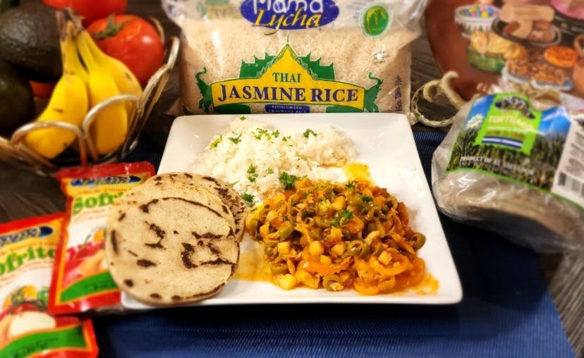  Plato de bacalao a la vizcaína con tortillas y decorado con cilantro.