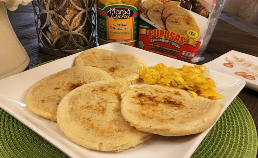 Pupusas de Chicharrón Mamá Lycha con Curtido Salvadoreño