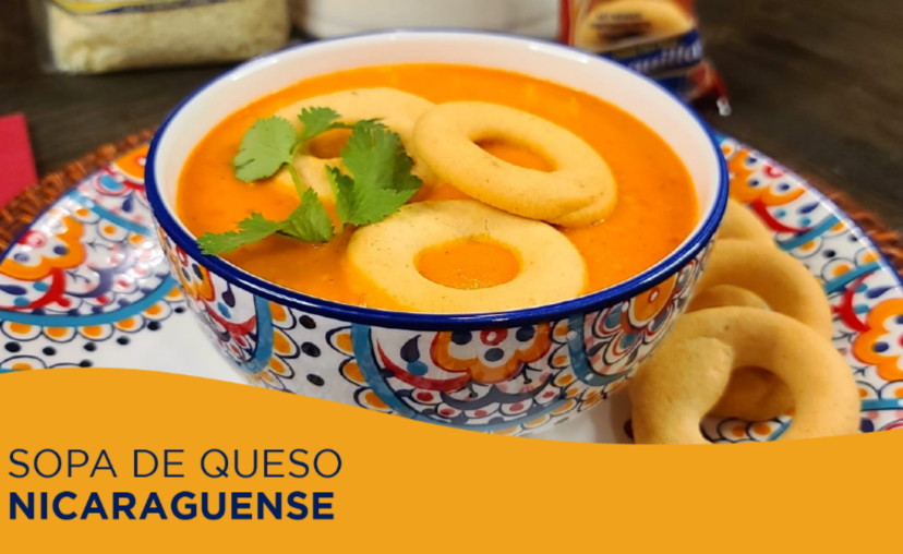 Bowl de sopa de queso decorada con rosquillas y cilantro.