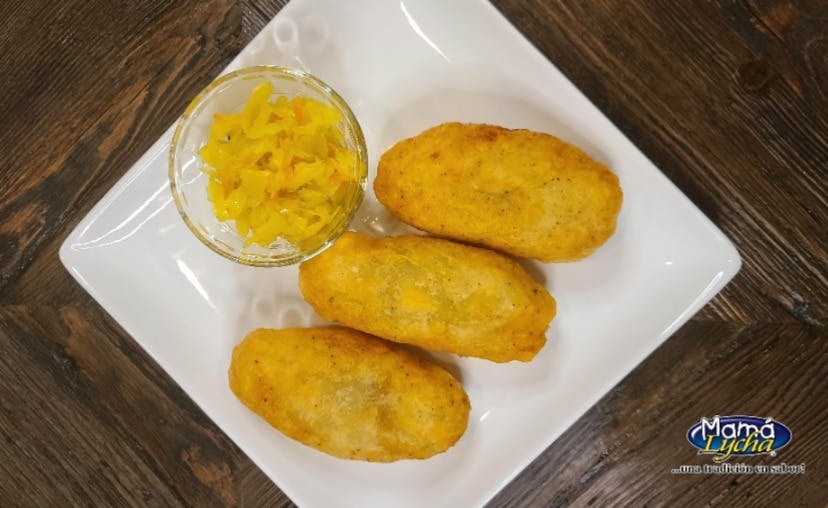 Carimañolas: fried cassava stuffed with meat and cheese.